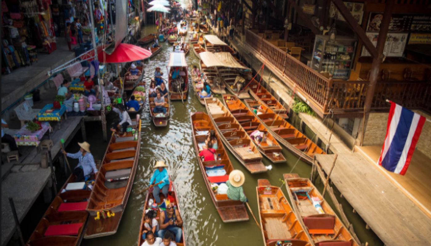 Вода в бангкоке. Плавучий рынок Дамноен Садуак. Плавучий рынок в Бангкоке. Таиланд плавучий рынок река Квай. Плавучий рынок Талинг Чан.