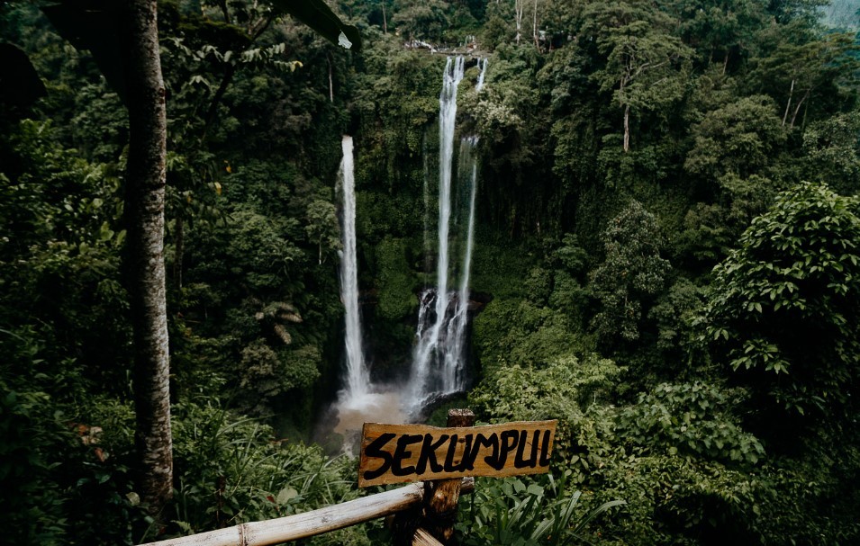 Gambar Arsiran Pemandangan Air Terjun