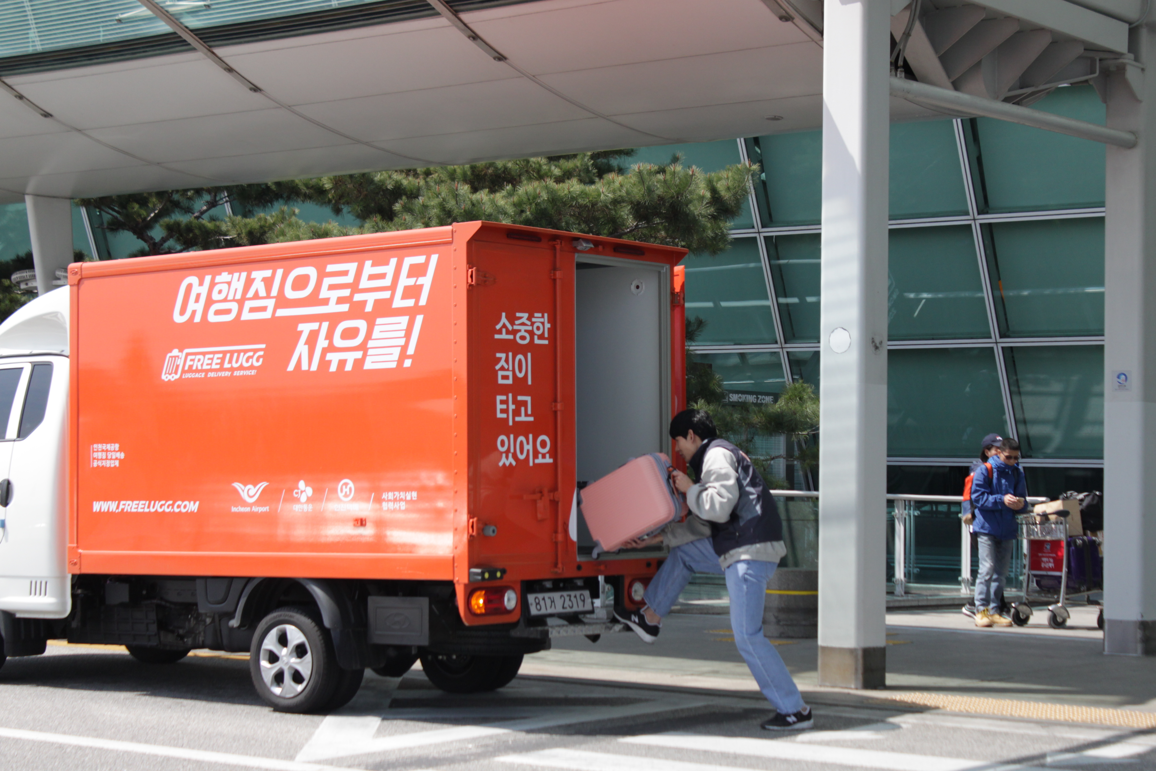 airport luggage delivery courier